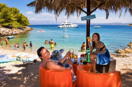 Stomorska - bar u pláže Afrika, ostrov Šolta, Chorvatsko