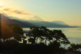 Apartmány Živogošće 11 - pohled z terasy A6 při svítání, Živogošće-Blato, Chorvatsko