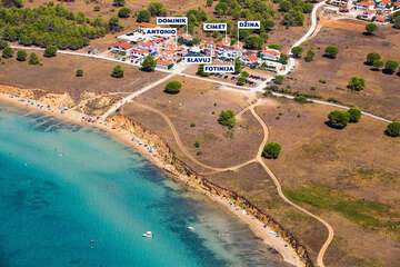 Privlaka - letecký pohled na apartmány v jihovýchodní části, Zadarská riviéra, Chorvatsko