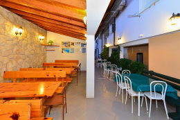 Apartmány Maćina - společné pození u domu, Živogošće-Blato, Makarská riviéra, Chorvatsko