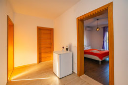 Penzion Pijesak - chodba s ledničkou v 1. patře penzionu, Pag město, ostrov Pag, Chorvatsko