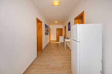 Penzion Pijesak - chodba s ledničkou v 1. patře penzionu, Pag město, ostrov Pag, Chorvatsko