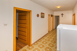 Penzion Pijesak - chodba s ledničkou v přízemí penzionu, Pag město, ostrov Pag, Chorvatsko