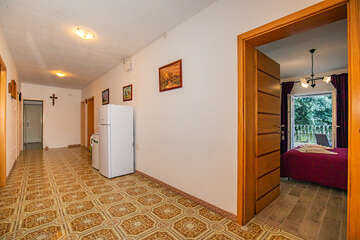 Penzion Pijesak - chodba s ledničkou v přízemí penzionu, Pag město, ostrov Pag, Chorvatsko