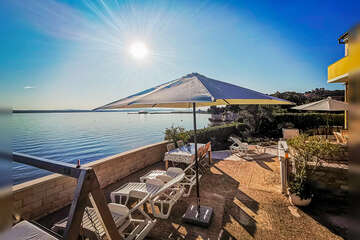 Apartmány Esperanza - společná terasa s posezením a lehátky, Tkon, ostrov Pašman, Chorvatsko