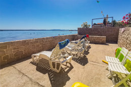 Apartmány Esperanza - společná terasa s posezením a lehátky, Tkon, ostrov Pašman, Chorvatsko