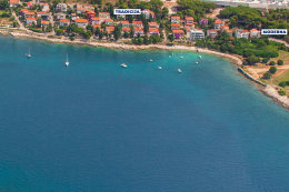 Apartmány Moderna - letecký pohled na pláž 100 m od domu, Pula, Istrie, Chorvatsko