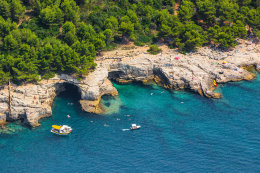 Pula - letecký pohled na Galebove stijene, Istrie, Chorvatsko