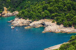 Pula - letecký pohled na Galebove stijene, Istrie, Chorvatsko