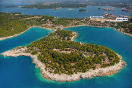 Pula - letecký pohled na členité pobřeží, Istrie, Chorvatsko