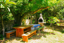 Apartmány Banjole 11 - posezení s krbem na dolní zahradě, Pula-Banjole, poloostrov Istrie, Chorvatsko