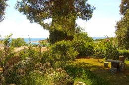 Apartmány Banjole 11 - posezení na boční zahradě s výhledem na moře, Pula-Banjole, poloostrov Istrie, Chorvatsko