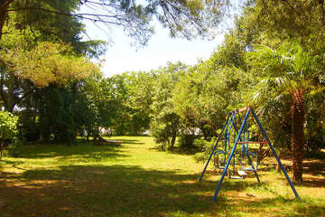 Apartmány Banjole 11 - houpačky na dolní zahradě, pohled od domu, Pula-Banjole, poloostrov Istrie, Chorvatsko