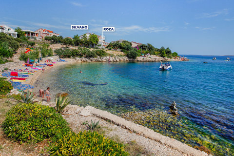Apartmány Roza - oblázková pláž 80 m (od dolní budovy), 120 m (od horní budovy), Mandre, ostrov Pag, Chorvatsko