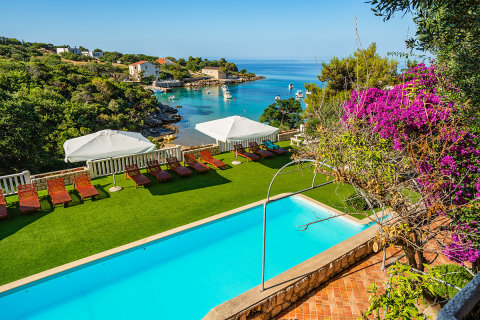 Apartmány Garden Resort-M - venkovní bazén s lehátky, Potočnica, ostrov Pag, Chorvatsko