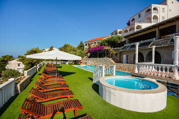 Apartmány Garden Resort-M - venkovní bazén s lehátky, Potočnica, ostrov Pag, Chorvatsko