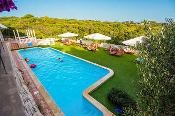 Apartmány Garden Resort-M - venkovní bazén s lehátky, Potočnica, ostrov Pag, Chorvatsko