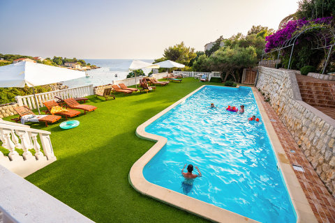 Apartmány Garden Resort-M - venkovní bazén s lehátky, Potočnica, ostrov Pag, Chorvatsko