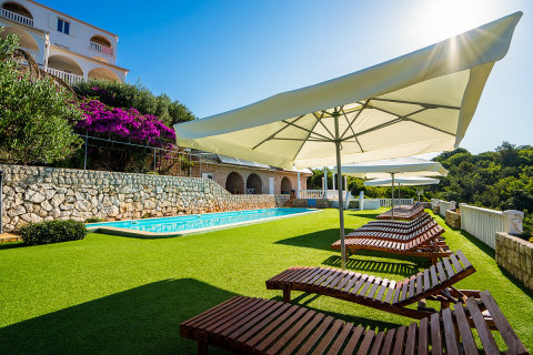 Apartmány Garden Resort-L - bazén a lehátka u domu Garden Resort-M, Potočnica, ostrov Pag, Chorvatsko