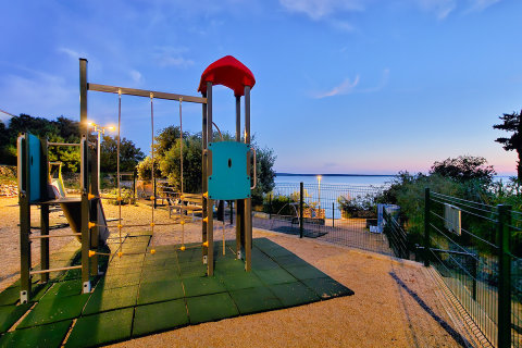Apartmány Silvano - dětské hřiště v blízkosti domu, Mandre, ostrov Pag, Chorvatsko
