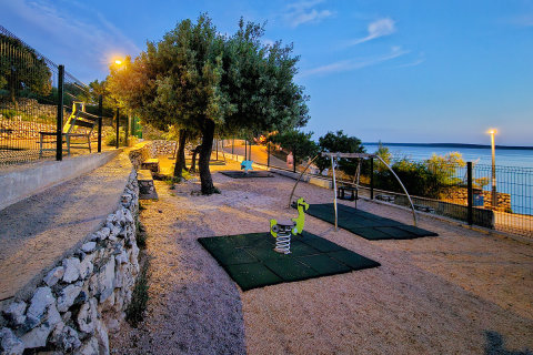 Apartmány Roza - dětské hřiště blízko domu, Mandre, ostrov Pag, Chorvatsko