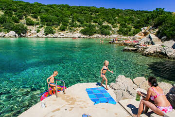 Potočnica - betonové plácky ke slunění, ostrov Pag, Chorvatsko