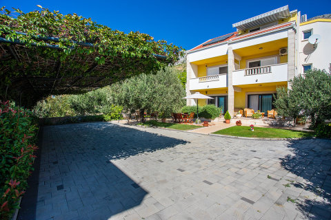 Apartmány Roko - stíněné parkoviště u domu, Omiš - Duće, Chorvatsko