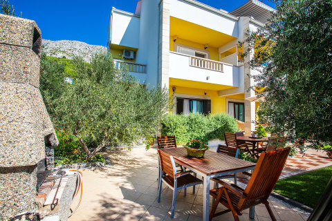 Apartmány Roko - gril s posezením u domu, Omiš - Duće, Chorvatsko