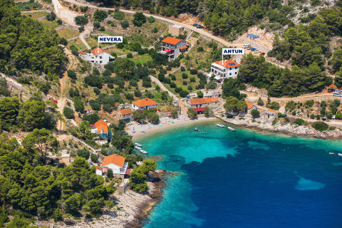 Apartmány Nevera - letecký pohled, jižní zátoka ostrova Hvar, Chorvatsko
