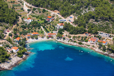 Jižní zátoky ostrova Hvar - letecký pohled, Chorvatsko