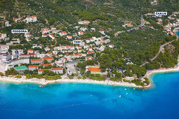 Podgora - letecký pohled na její jihovýchodní okraj, Makarská riviéra, Chorvatsko