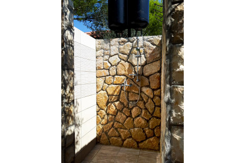 Apartmány Klasik - venkovní sprcha u domu, Privlaka, Zadarská riviéra, Chorvatsko