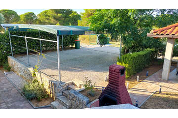 Apartmány Klasik - gril a stíněné parkoviště u domu, Privlaka, Zadarská riviéra, Chorvatsko