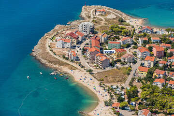Apartmány Odisej - letecký pohled na pláž Mali Dubrovnik (v popředí), Povljana, ostrov Pag, Chorvatsko