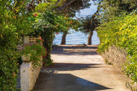 Petrčane - přístup k pláži, Zadarská riviéra, Chorvatsko