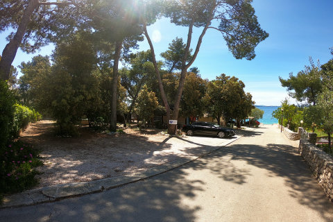 Apartmány Mami - parkoviště a cesta k pláži, Petrčane, Zadarská riviéra, Chorvatsko