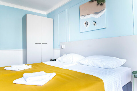 Dvoulůžkový pokoj s balkónem, Hotel Plaža, město Pag, ostrov Pag, Chorvatsko