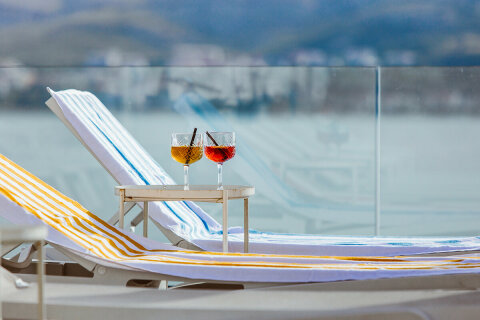 Hotel Plaža - lehátka u bazénu, město Pag, ostrov Pag, Chorvatsko