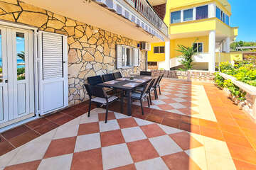 Prázdninový dům Ekipa - terasa s lehátky v přízemí, Kukljica, ostrov Ugljan, Chorvatsko