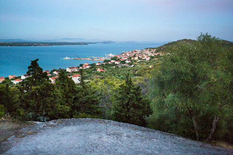 Tkon - výhled od kláštera Ćokovac, ostrov Pašman, Chorvatsko