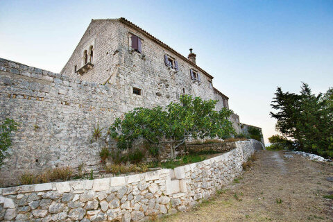 Tkon - klášter Ćokovac, ostrov Pašman, Chorvatsko