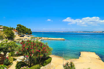 Kukljica - pláž před domem Ekipa, ostrov Ugljan, Chorvatsko