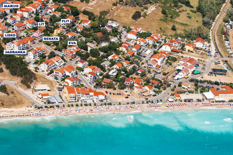 Baška - letecký pohled na apartmány a pláž Vela plaža, ostrov Krk, Chorvatsko