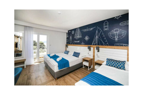 Příklad rodinného pokoje pro 5 osob s výhledem na moře, Hotel Srečko, Drvenik, Makarská riviéra, Chorvatsko