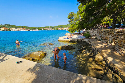 Kukljica - pláž Zelena Punta, ostrov Ugljan, Chorvatsko