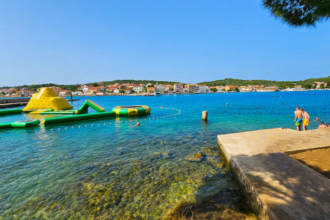 Kukljica - pláž Zelena Punta, ostrov Ugljan, Chorvatsko