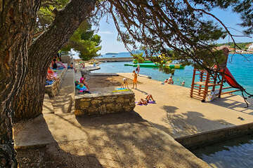 Kukljica - pláž Zelena Punta, ostrov Ugljan, Chorvatsko