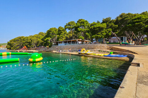 Kukljica - pláž Zelena Punta, ostrov Ugljan, Chorvatsko