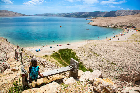 Oblázková pláž Ručica, ostrov Pag, Chorvatsko