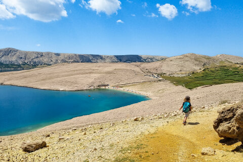 Oblázková pláž Ručica, ostrov Pag, Chorvatsko